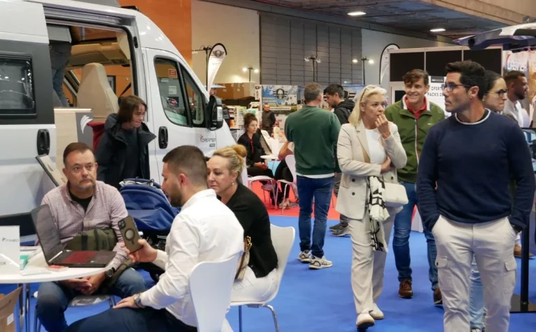 El accesorio infalible que convierte tu pick-up en un aventurero vehículo camper