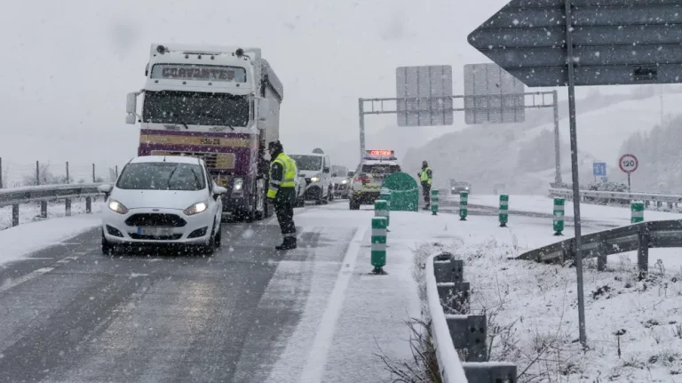 Los 9 consejos de la Guardia Civil de Tráfico para sacar de la nieve tu coche