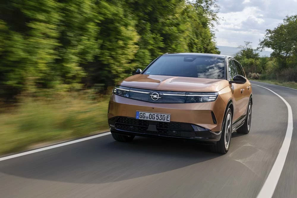 Opel inicia la venta del Grandland Electric Long Range: el SUV eléctrico que declara la guerra a la ansiedad de autonomía 9 Motor16 Opel Grandland 2025 5 Motor16