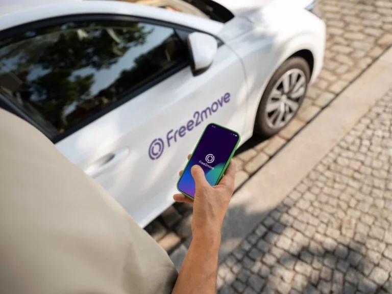 Free2move lanza su nueva aplicación,  completa totalmente la integración con ShareNow y se afianza como líder del sector de servicios de movilidad