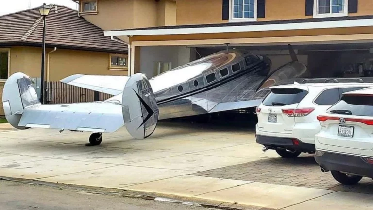 La carretera en la que puedes chocar con un avión mientras conduces tu coche