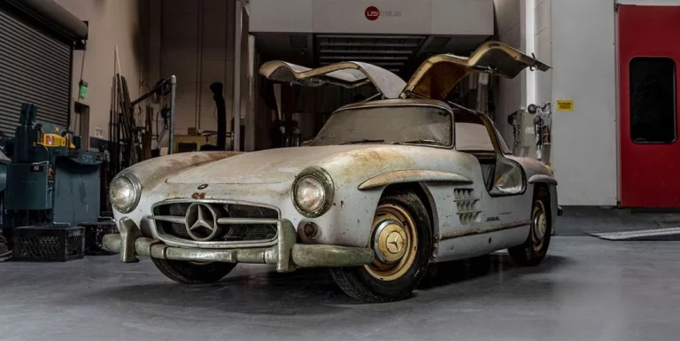 Este es el coche completamente abandonado que sigue valorado en 5 millones de euros