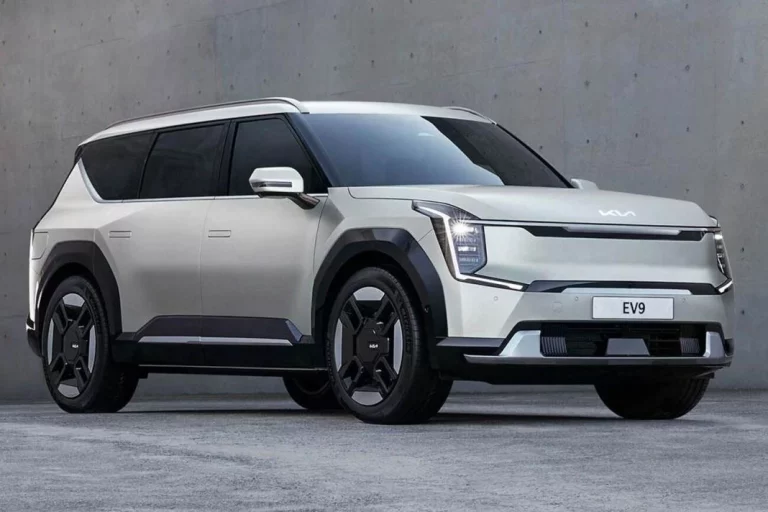 Si tienes uno de estos coches, está en peligro. Hackers se pueden hacer con él en 30 segundos