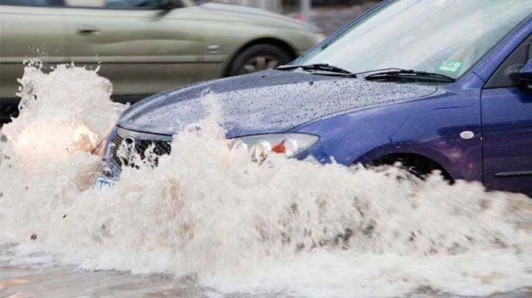 Cómo cruzar una riada con tu coche en caso de emergencia extrema y sobrevivir para contarlo