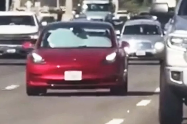 El conductor de un Tesla hizo una maniobra casi mortal para evitar el Sol en la carretera