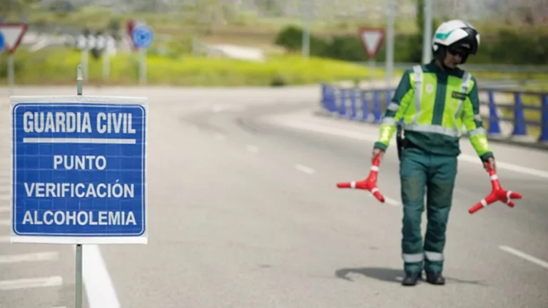 El súper control de la Guardia Civil de Tráfico en el que dan positivo 200 conductores al día