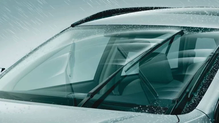 5 pasos que la Guardia Civil te recomienda dar para no tener que rascar jamás el cristal de tu coche