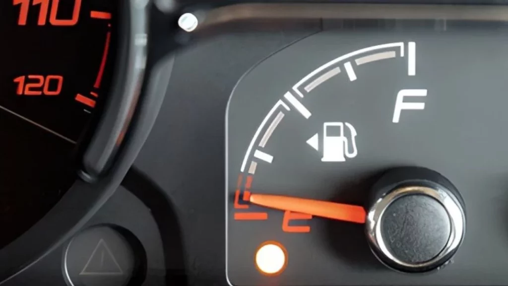 Esto es lo que le pasará a tu coche si conduces con el piloto de reserva