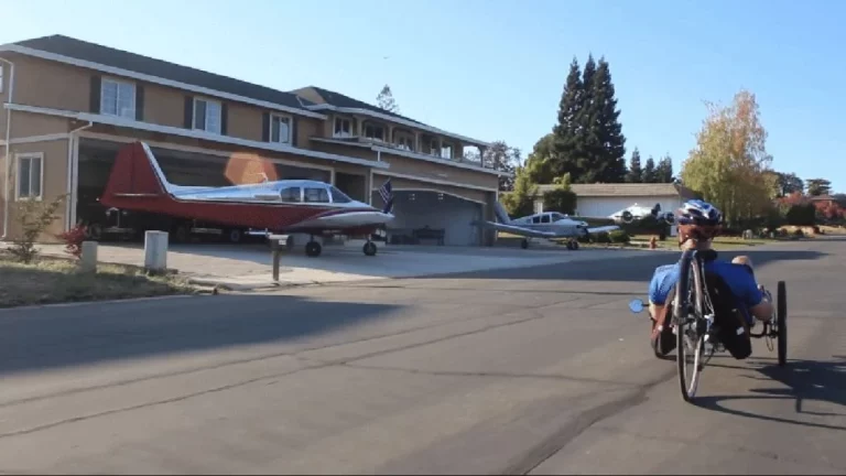 El extraño vecindario en la que tu coche puede chocar con un avión y nadie se sorprende