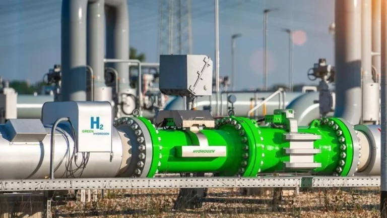 CEPSA congelará sus inversiones en España por el impuestazo del Gobierno: priorizará otros mercados, como ya está haciendo REPSOL
