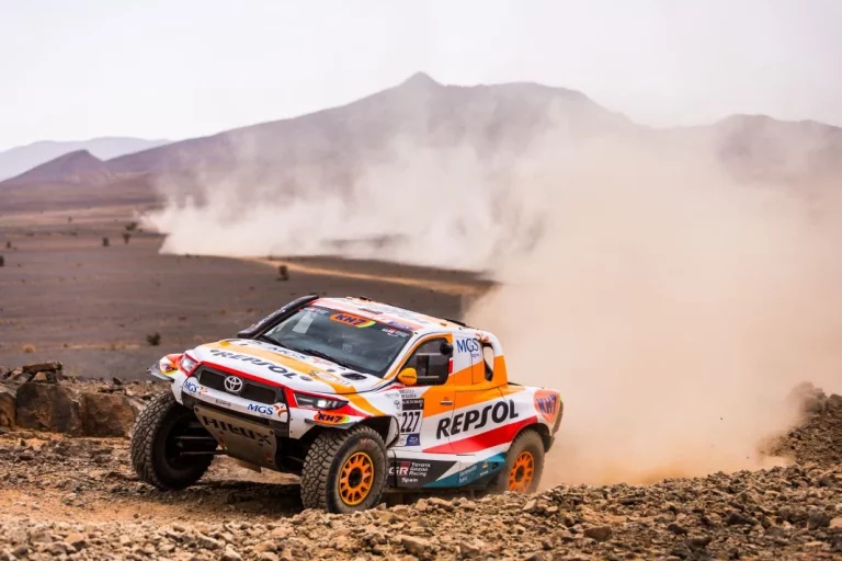Isidre Esteve y su Toyota Hilux se preparan para el Dakar