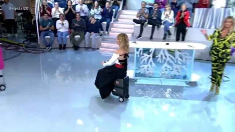 La ingeniosa maleta eléctrica que se convierte en patinete y con la que alucina Emma García en su programa Fiesta