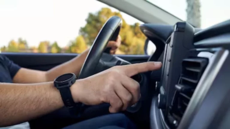 ¿Se puede utilizar el móvil mientras conduces? Las 3 excepciones que lo permiten