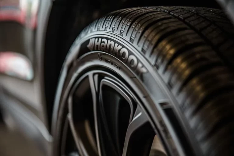 La pegatina de tu coche que revela que presión deben tener los neumáticos