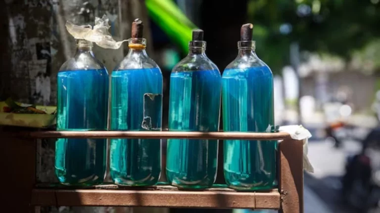 El país en el que se despacha la gasolina en botellas de whisky