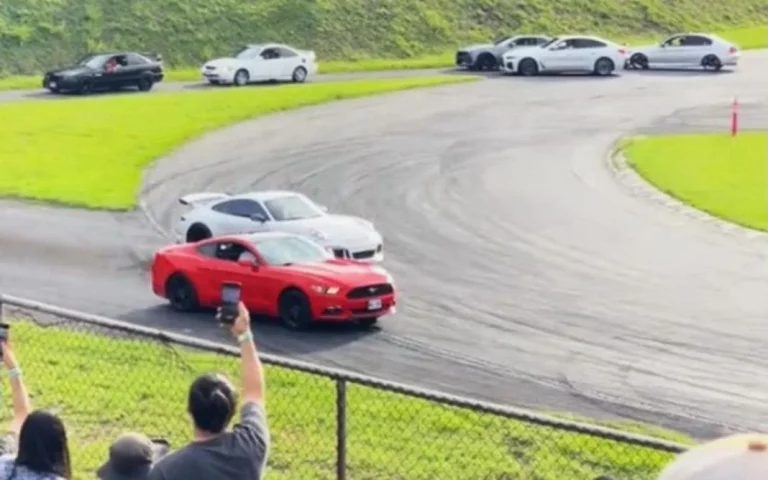  ¿Qué puede salir mal en una carrera entre un Porsche 911 y un Ford Mustang? Esto: