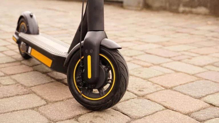 La DGT se pronuncia: La edad mínima para ir en patinete eléctrico