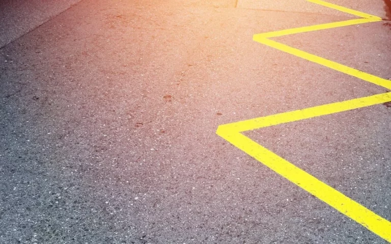 La DGT te pone a prueba en X: ¿Qué indican estas líneas amarillas en el asfalto?