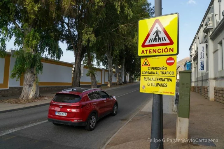 La insólita señal de tráfico que encuentras en las carreteras y que no contempla el código de circulación: ¿Es legal?