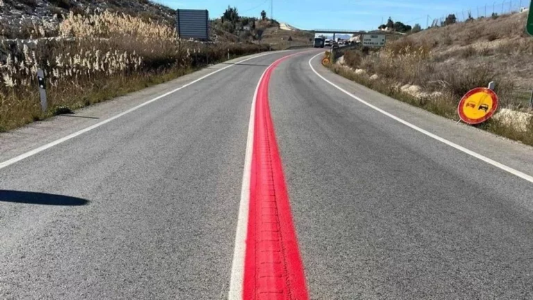 Las extrañas líneas que ha pintado la DGT en las carreteras y que ponen en guardia a los conductores