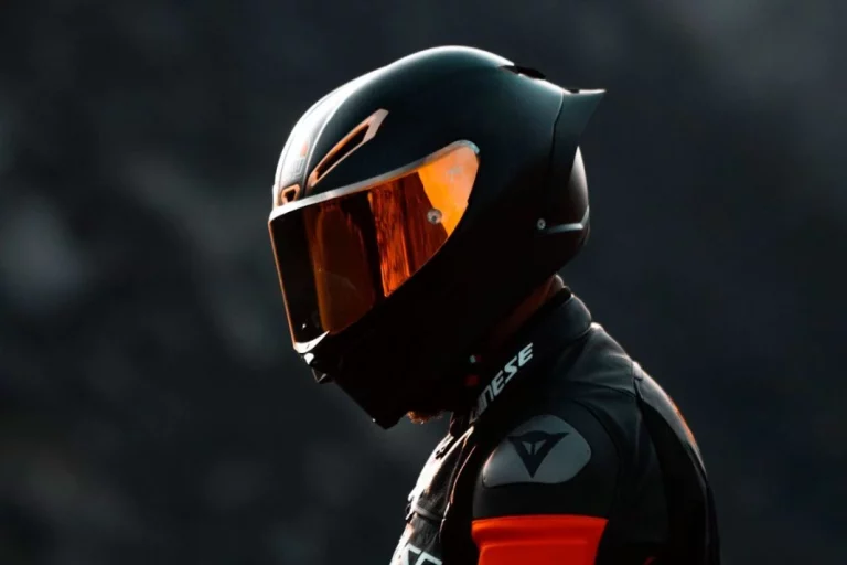 Aunque es una locura que puede acabar con tu vida, ir en moto sin casco es legal… con matices