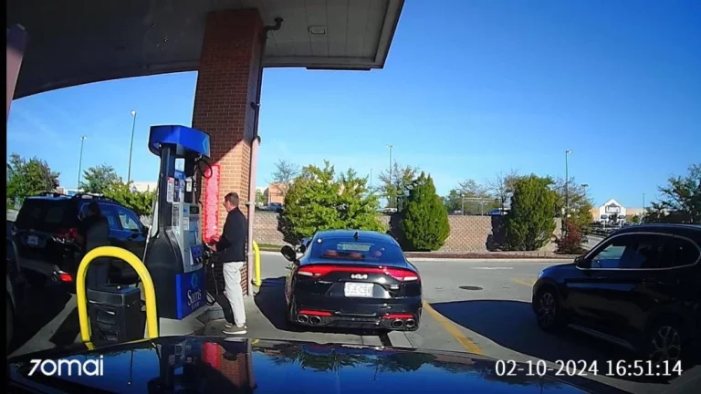 Por cosas así son por las que avisa la policía cuando echas gasolina en el coche