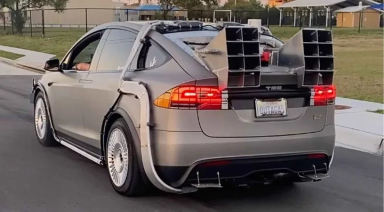 El Tesla preparado para viajar al futuro ¿Le gustará a Elon Musk?