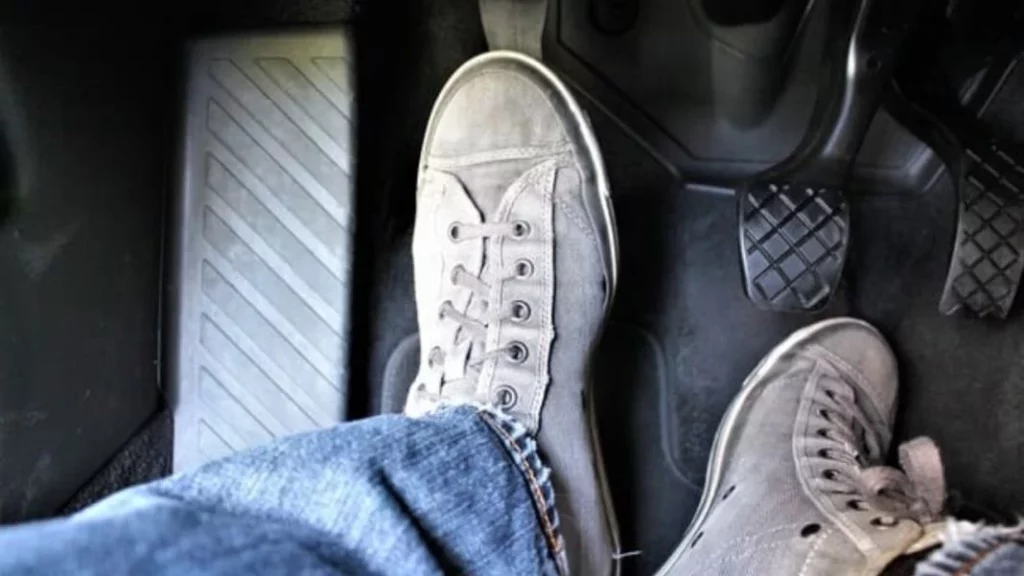 Enrique (30), mecánico: "Con este gesto tan sencillo puedes saber si el embrague de tu coche está pidiendo la cuenta" 1 Motor16 truco saber vida queda embrague coche 1 Motor16