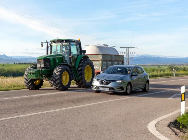 La DGT ahora da consejos de cómo se debe conducir un tractor por las vías públicas