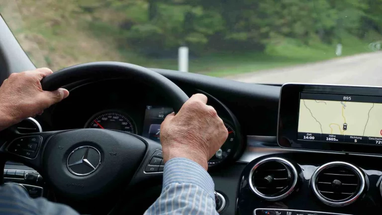 El nuevo ‘pero’ que pone la DGT a los mayores de 65 años para que no sigan conduciendo
