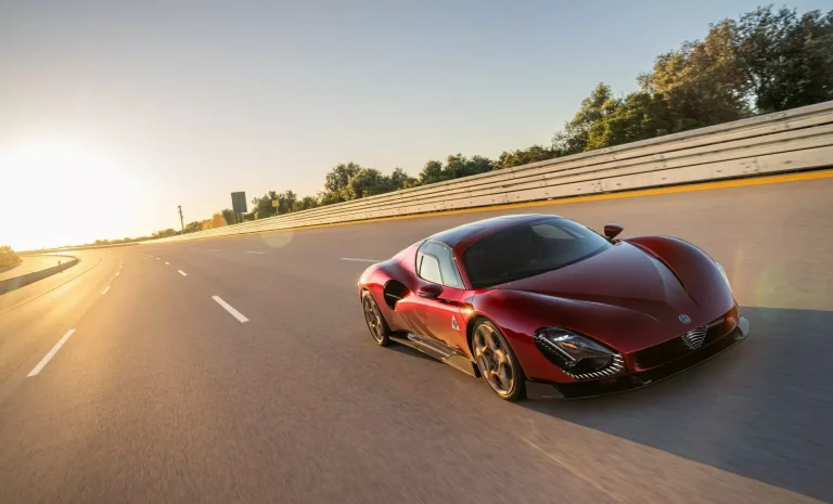 El Alfa Romeo 33 Stradale supera los 330 km/h en el circuito de Nardò