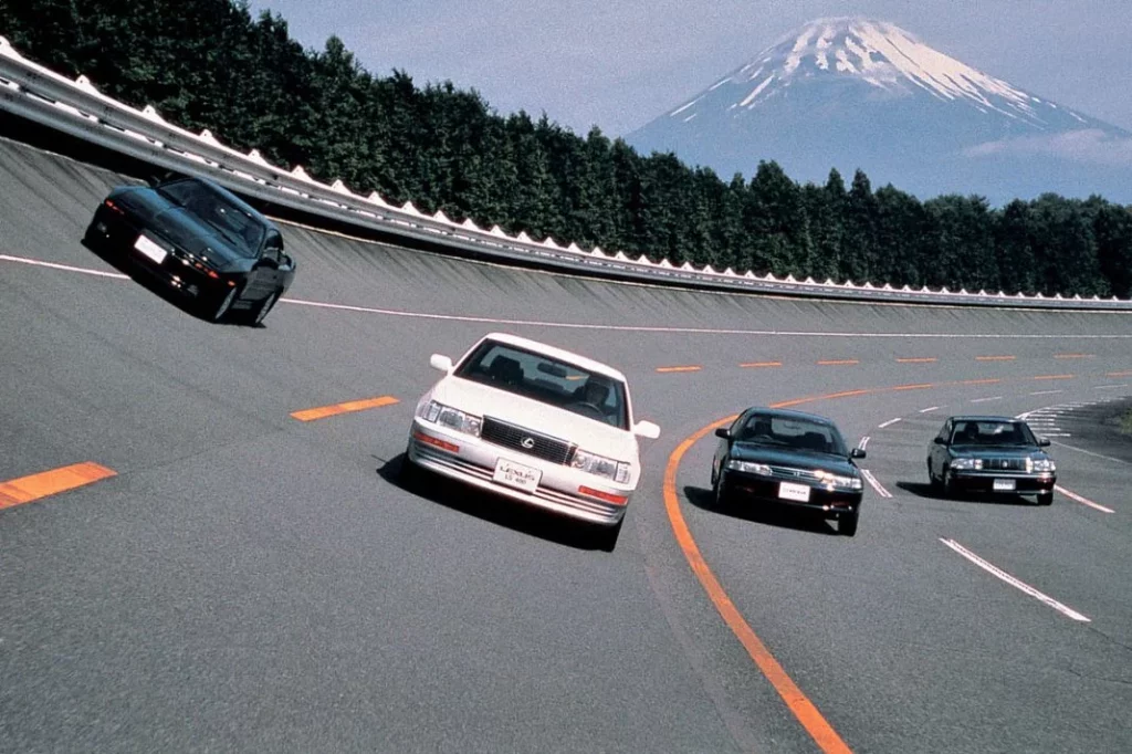 2024 Lexus LS 400. Imagen movimiento.