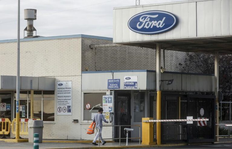 Un ERTE de fuerza mayor sobrevuela la fábrica de Ford en Almussafes