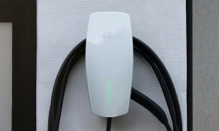 El Wall Connector de Tesla ya hace que tu empresa te pague si cargas el coche en casa