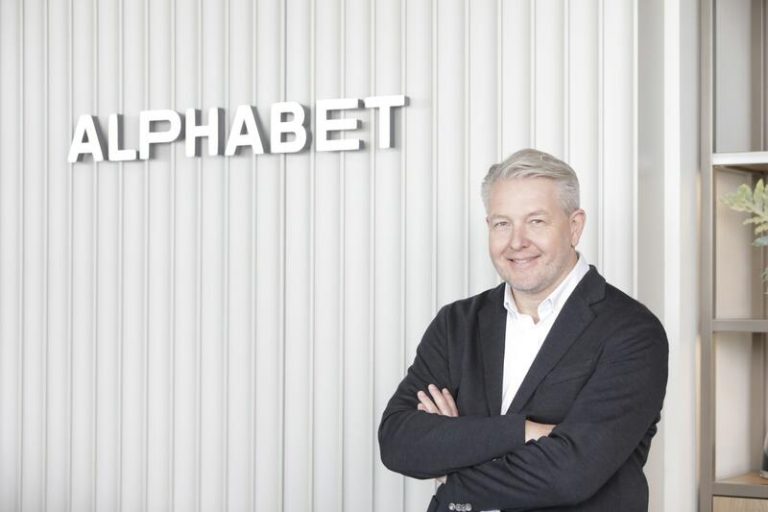 BMW estrena dirección en su división de motocicletas y en su servicio de Alphabet