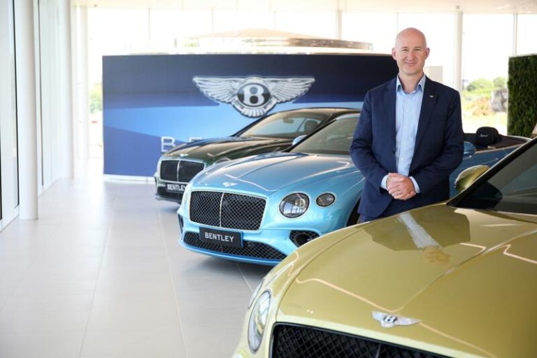Bentley define como «lenta transición» el cambio al coche eléctrico en Europa