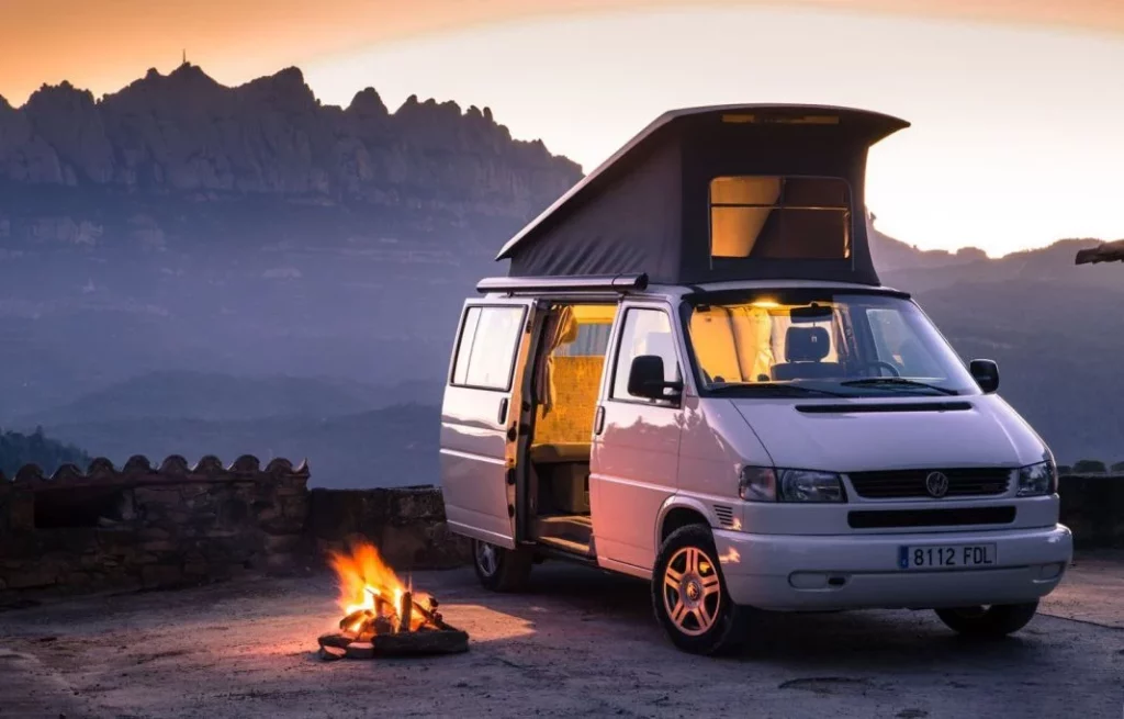 Echa un vistazo a esta cocina para camper en Temu. Es portátil y cuesta menos de 25 euros 3 Motor16 Furgoneta camper. Autocaravana. California.