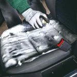 Limpiar la tapicería del coche en casa: el truco que evita pagar 100 euros de taller