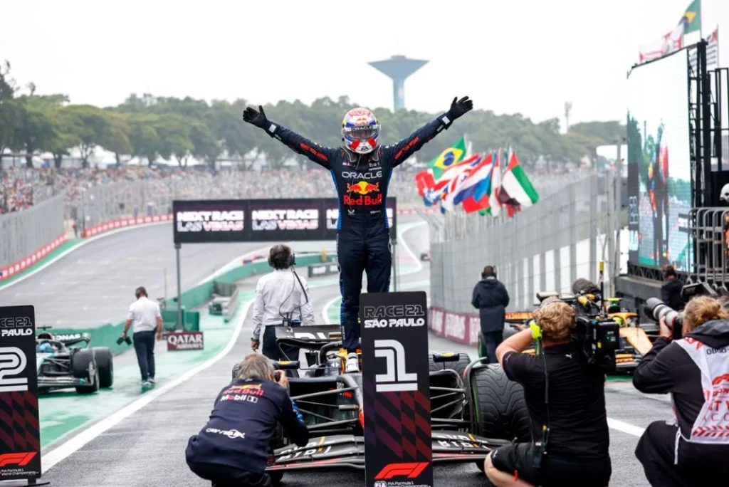 EuropaPress 6320396 verstappen max ned red bull racing rb20 portrait celebration victory during Motor16