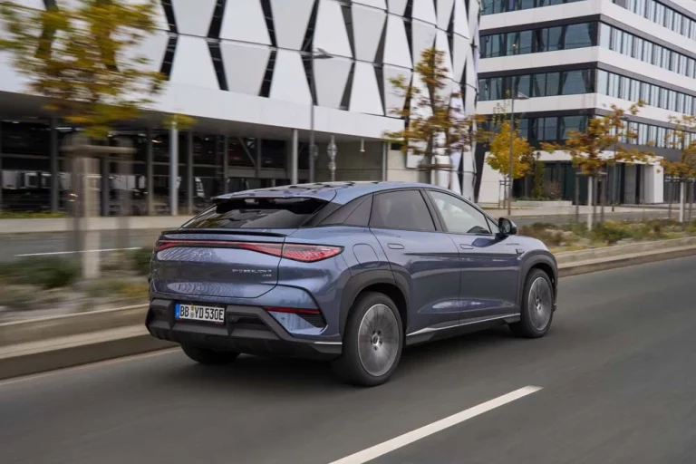 Los coches eléctricos chinos ya se comen a Tesla en Europa