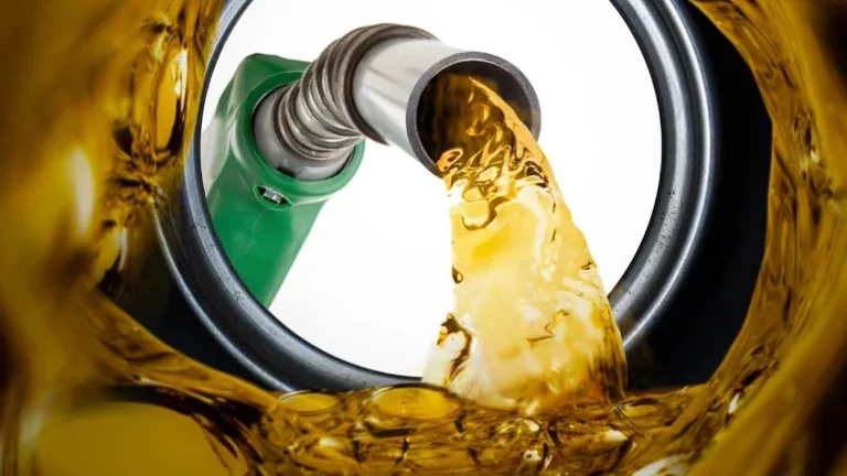 Va con su Ferrari a echar gasolina y el gasolinero no da crédito al dinero que quiere que le ponga: ‘la gasolina está muy cara’