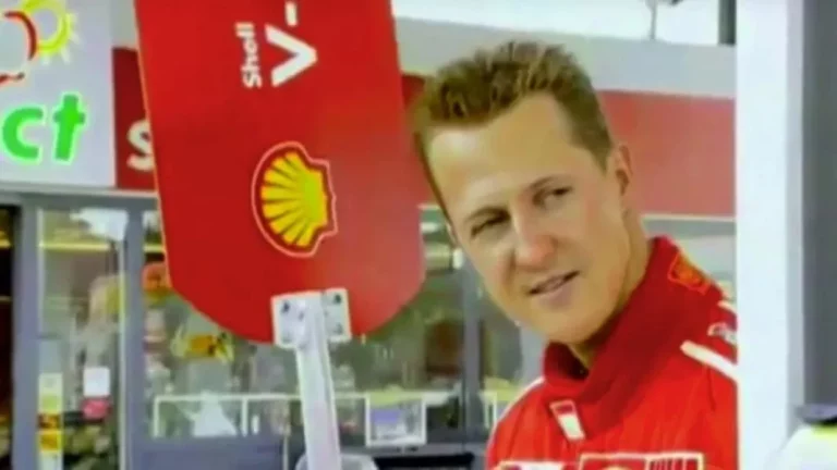 Cuando paras a llenar tu Fiat Punto y te recibe el mismísimo Michael Schumacher