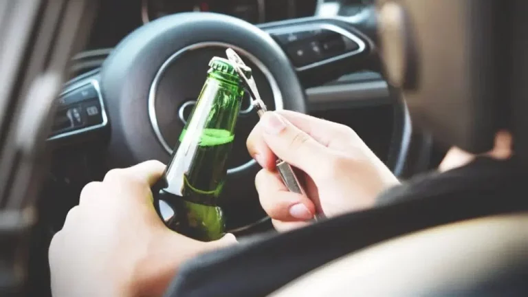 La multa por alcohol al volante: cuántas cervezas o copas dan positivo en un control de la DGT
