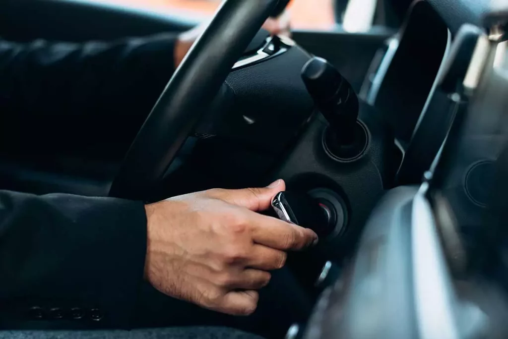Julio (46), técnico de mantenimiento: "si tu coche lleva una semana parado, ten cuidado con cómo lo arrancas" 2 Motor16 arranque coche mantenimiento