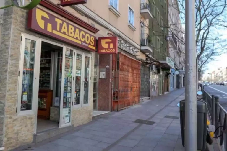 Tabaco y pegatinas de la DGT bajo un mismo techo