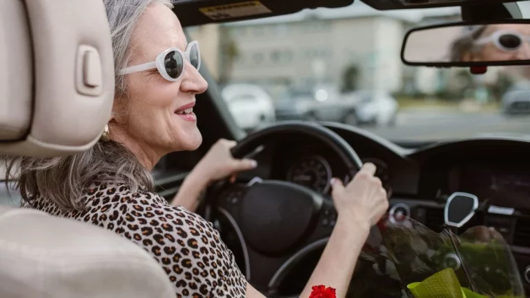 Ni 60, ni 65, ni 70… Esta es la edad a la que una persona mayor debe dejar de conducir