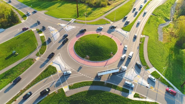 ¿Quién tiene prioridad en una rotonda? La DGT te da la única respuesta correcta