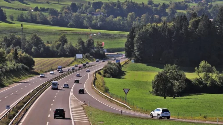 El decálogo de la DGT para conducir por autopistas y autovías como si fueras por raíles