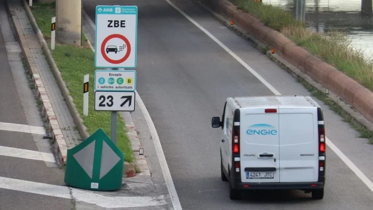 David (54), experto en movilidad: ‘Nos han tomado el pelo y nos han hecho comprar coches con etiquetas medioambientales cuando hay más de 100 ciudades sin activar sus zonas ZBE’