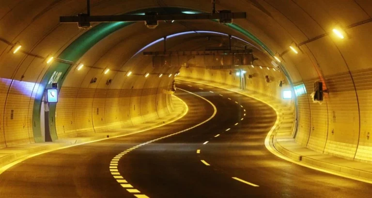 Dar las luces y… La otra cosa que la DGT te obliga a hacer cuando entras en un túnel